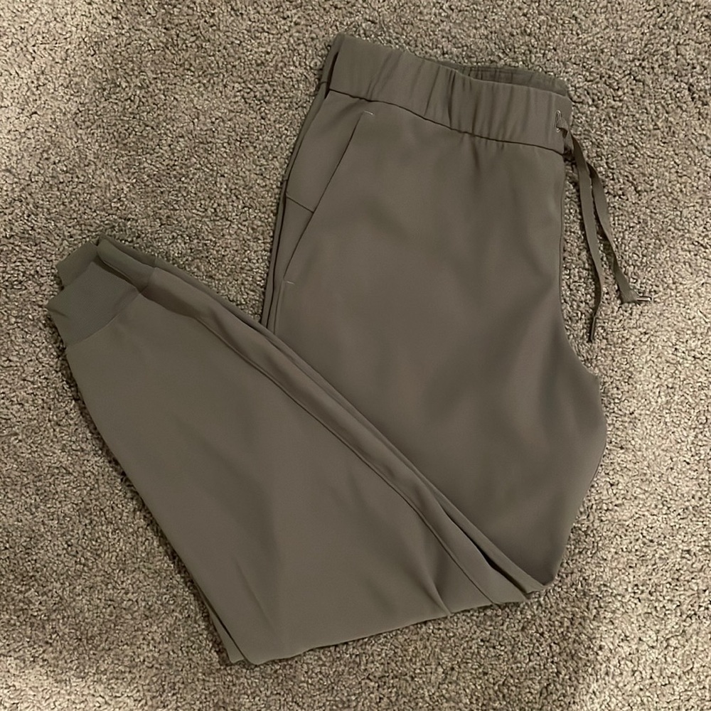 Lululemon On The Fly Jogger. Color: Olive Size: 12